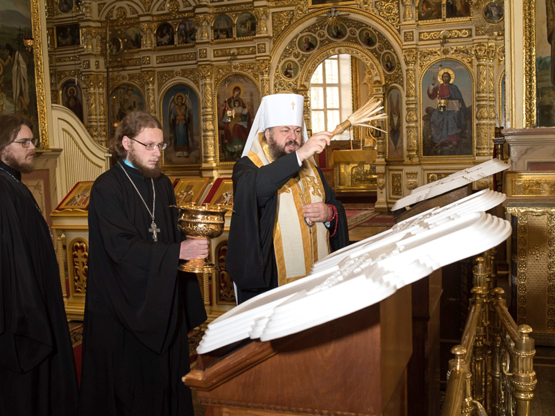 Митрополит Серафим освятил мемориальные доски пензенским новомученикам