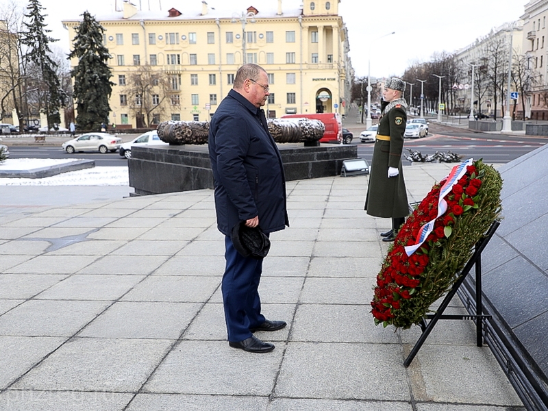 Oleg Melnicenko dedicates a wreath to the Victory Monument in Minsk :: PenzaNews