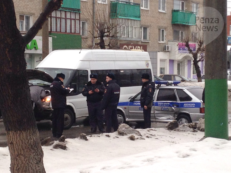 Route bus, police car blocked Kalinina street in Penza