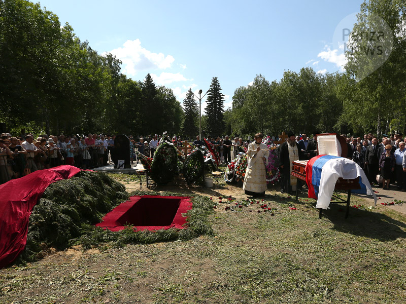 Гроб с телом Василия Бочкарева доставили на Ново Западное кладбище