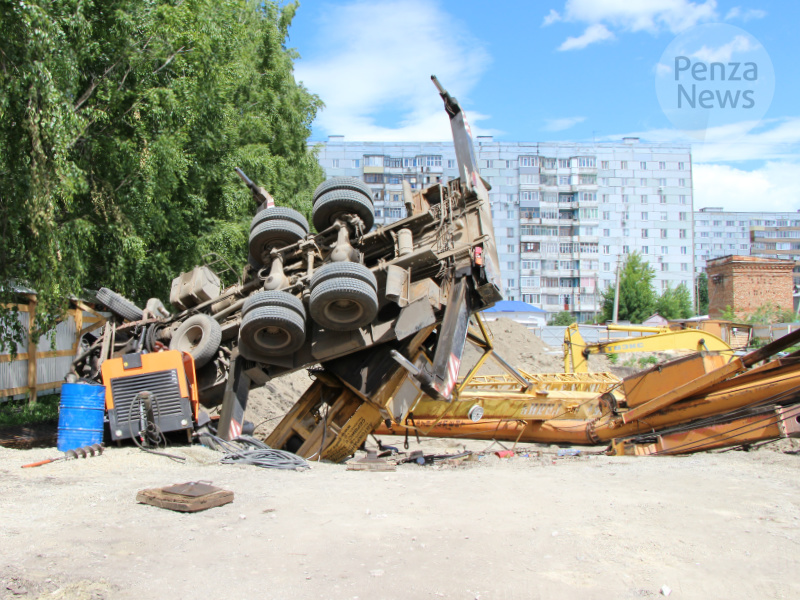 Truck crane overturns at construction site – no injuries