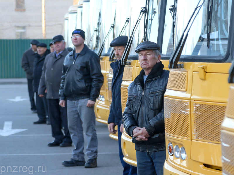 В районы Пензенской области передано 12 школьных автобусов
