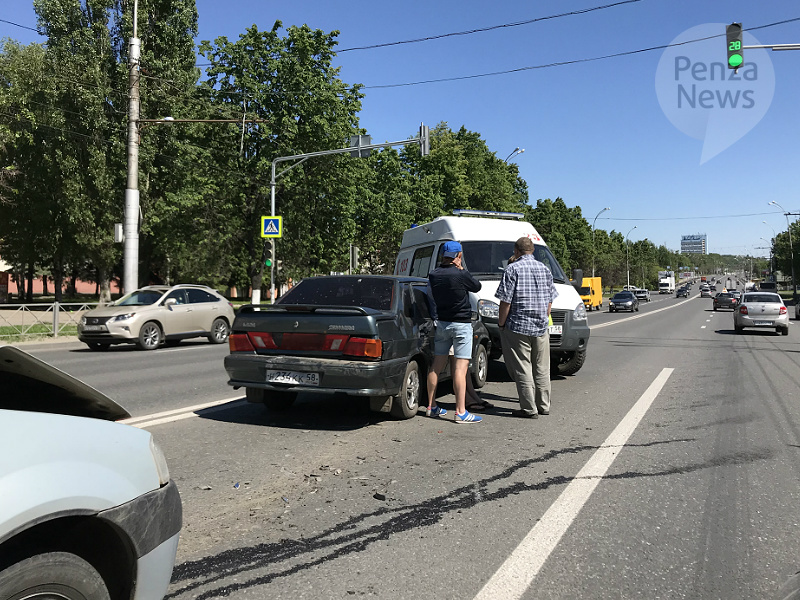 Автомобиль скорой помощи попал в ДТП на проспекте Победы в Пензе