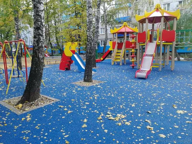 На улице Мира в Пензе оборудовали детскую площадку с прорезиненным  покрытием - PenzaNews