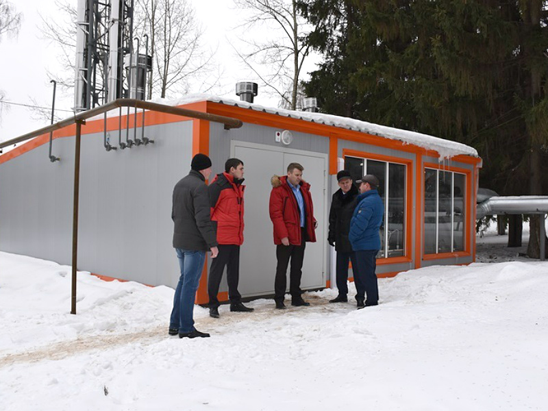 Penza mayor examines new modular boiler in Gagarina street