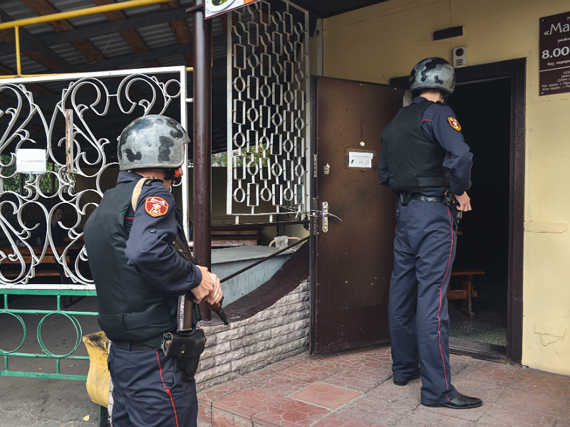 В зареченском магазине задержан грабитель, пытавшийся скрыться с пачкой денег из кассы