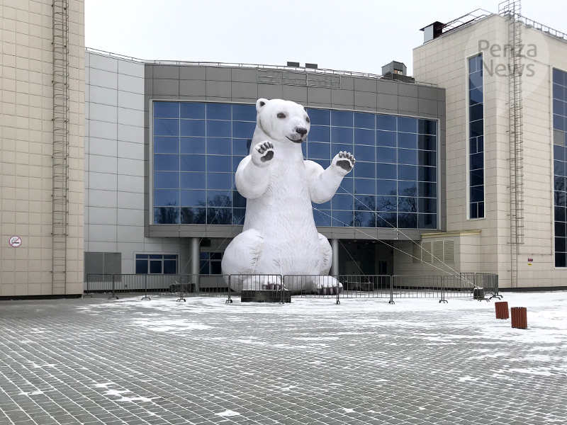 Огромная фигура белого медведя установлена в Пензе