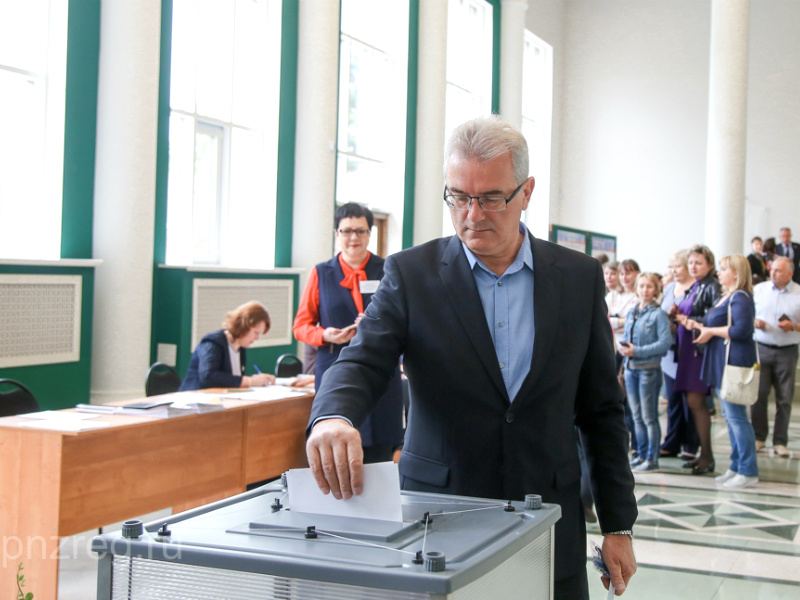 Пензенский губернатор проголосовал на праймериз «Единой России»