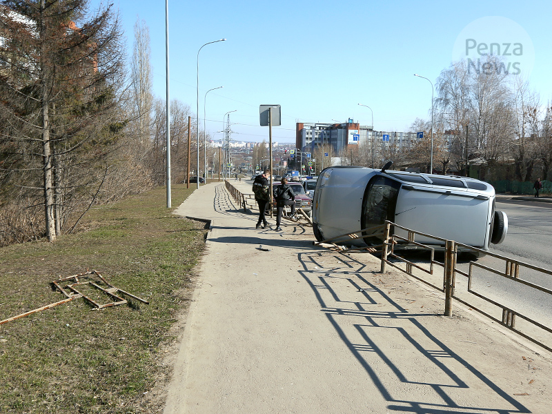 Car overturns in Okruzhnaya Street in Penza