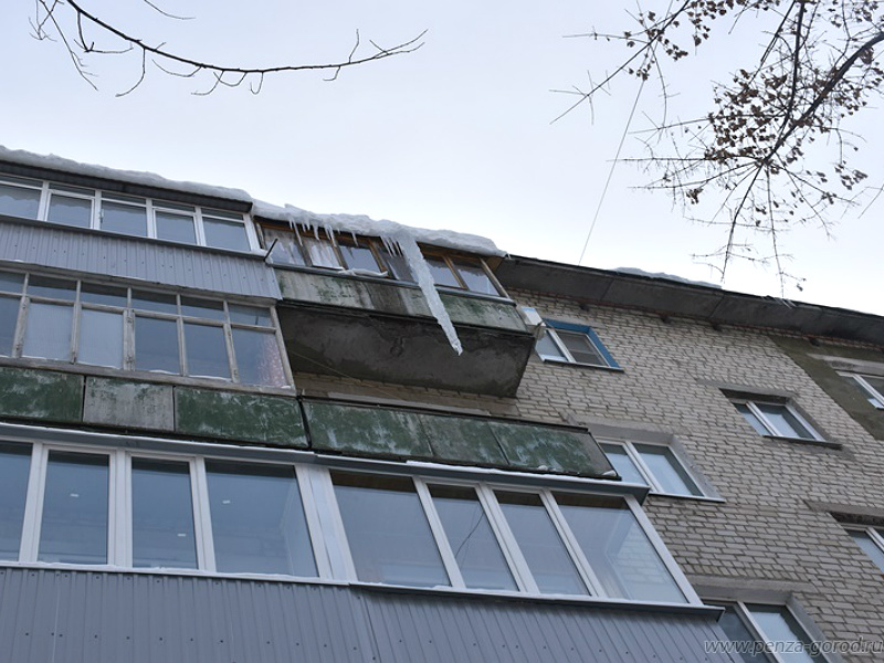 В Пензе собственника квартиры обяжут сбить гигантскую сосульку с козырька балкона