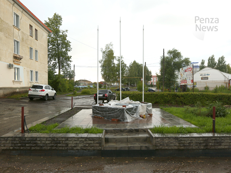 Жители Никольска на свои деньги построили памятник морякам