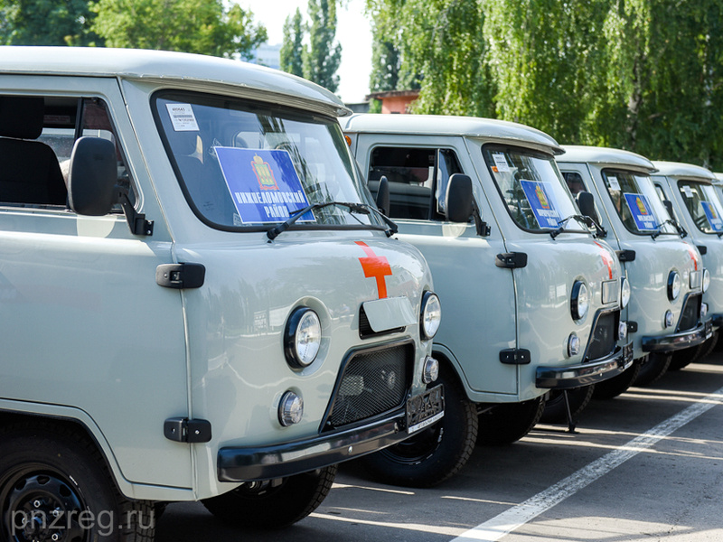 Автопарк больниц в районах Пензенской области пополнили 12 новых автомобилей