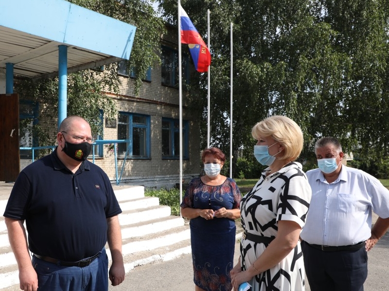 Олег Мельниченко потребовал отремонтировать школу в Тимирязево и детсад в Башмаково