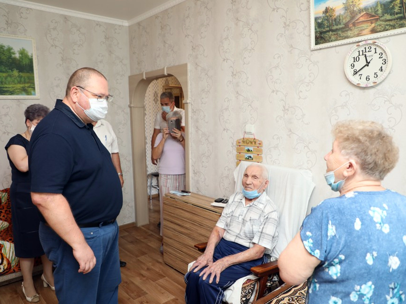 Мельниченко в ходе визита в Кузнецк поинтересовался мнением ветерана о качестве воды
