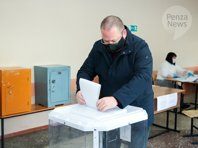 Олег Мельниченко одним из первых проголосовал на выборах