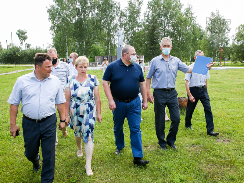 Мельниченко в Каргалее осмотрел нуждающуюся в ремонте школу, в Вадинске — больницу и детсад