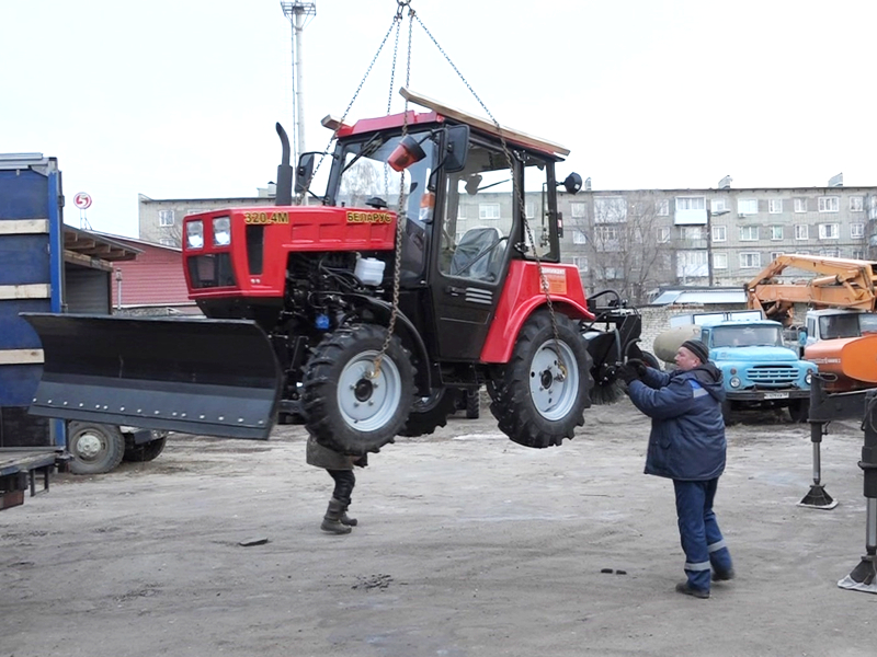 В Кузнецк доставлен трактор, приобретенный благодаря победе города в областном конкурсе