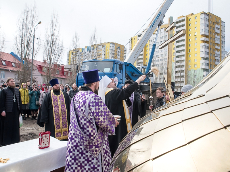 В «Спутнике» освящены купол и крест временного храма в честь преподобной Евфросинии Московской