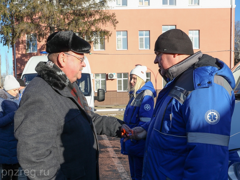Олег Мельниченко вручил ключи от 16 автомобилей скорой помощи представителям медучреждений