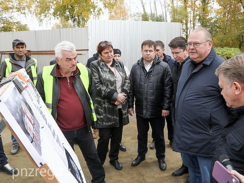Олег Мельниченко проверил, как идут работы по реконструкции набережной реки Суры и театра юного зрителя