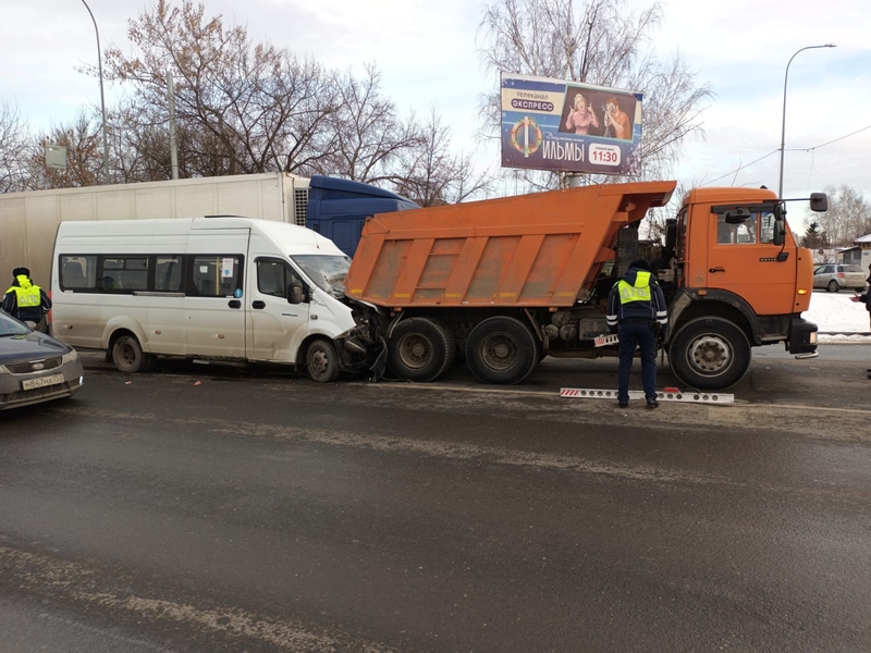 В Пензе микроавтобус врезался в «КамАЗ», пострадали восемь человек