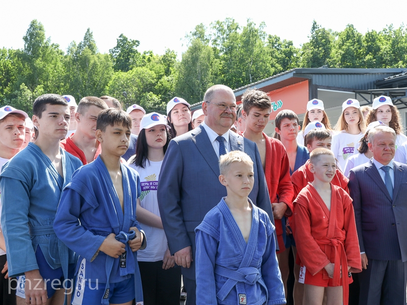 Мельниченко поблагодарил Матвиенко за пилотный проект Совфеда по возведению модульных корпусов в детских лагерях