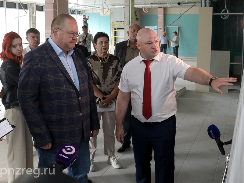 Олег Мельниченко посетил строящийся лабораторно-диагностический корпус онкодиспансера