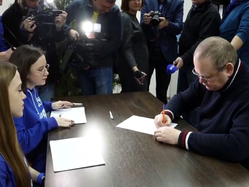 Мельниченко поставил подпись в поддержку выдвижения Путина на президентские выборы