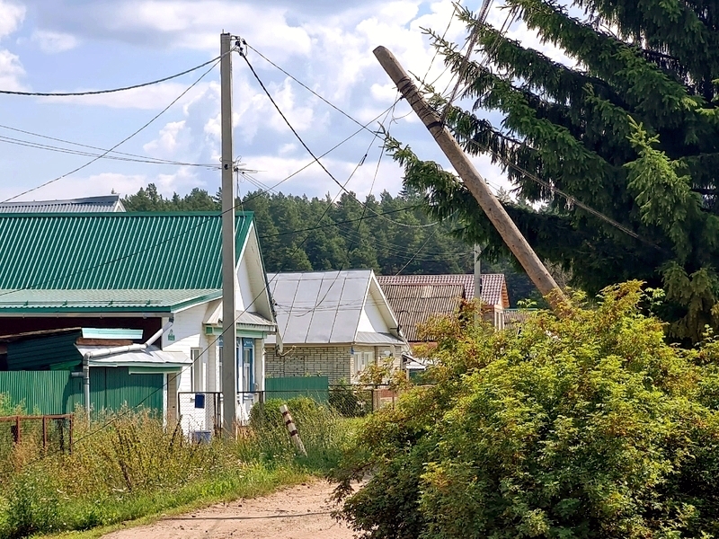 В Никольске из-за урагана повреждено около 70% воздушных линий связи «Ростелекома», ведутся восстановительные работы