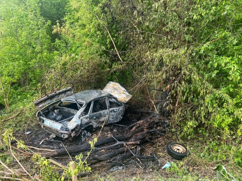 В Пензенской области машина под управлением подростка съехала в кювет, опрокинулась и загорелась, двое госпитализированы