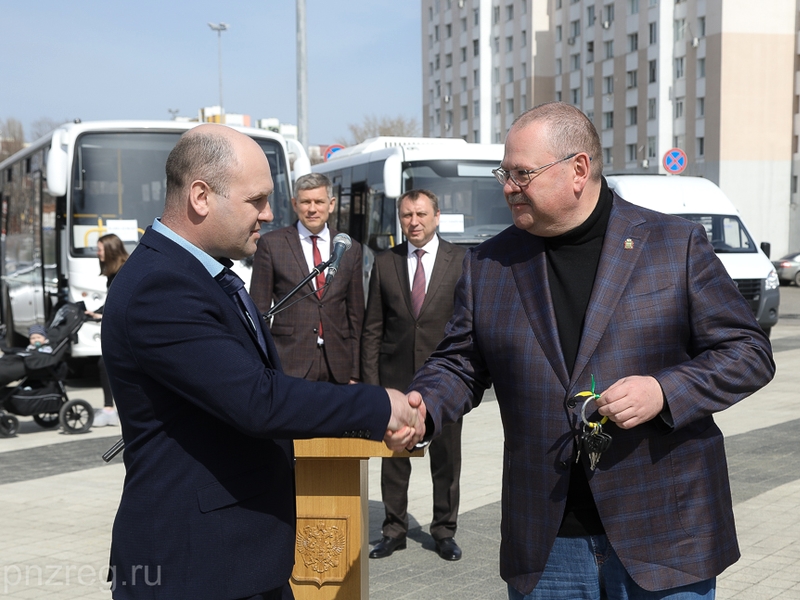Олег Мельниченко вручил представителям 12 АТП ключи от 79 новых автобусов