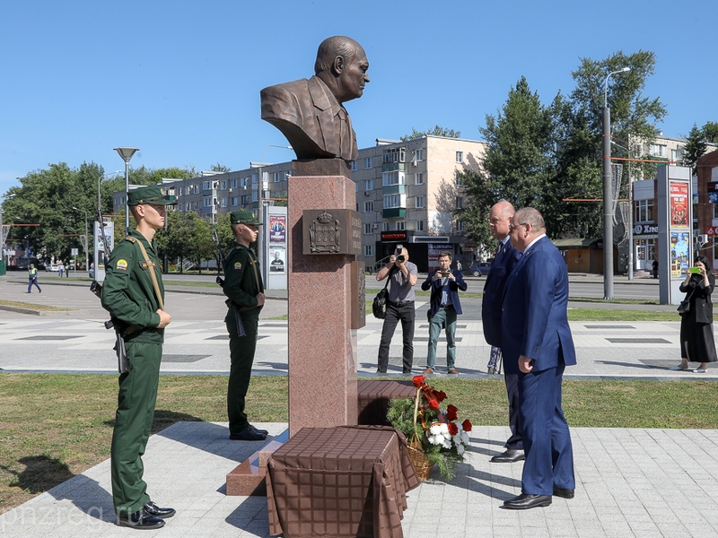 В Пензе почтили память бывшего губернатора Василия Бочкарева