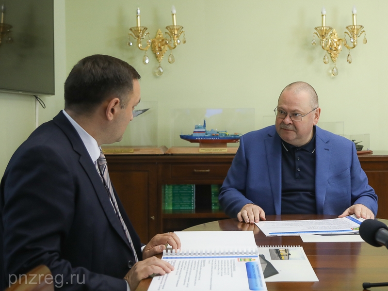 Алексей Комаров доложил Олегу Мельниченко о подготовке школ к учебному году