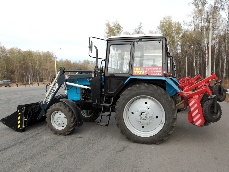 Пензенская область передала подшефному Пологовскому району мусоровоз и трактор
