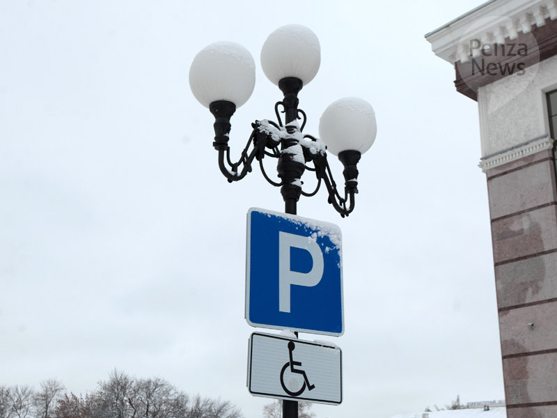 В Кузнецке суд отменил штраф женщине-водителю за парковку на месте для инвалидов