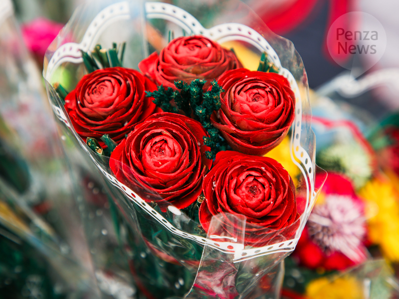 В Пензе сотрудники МРЭО ГИБДД в преддверии 8 Марта вручили женщинам цветы
